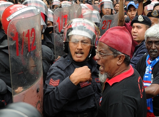 A man clash with police after the decision found guilty anwar ibrahim.Datuk Seri Anwar Ibrahim will serve a five-year jail term from 10th Feb, 2015 after the Federal Court upheld the Court of Appeal’s earlier decision.Photo By Naem Ghazali.